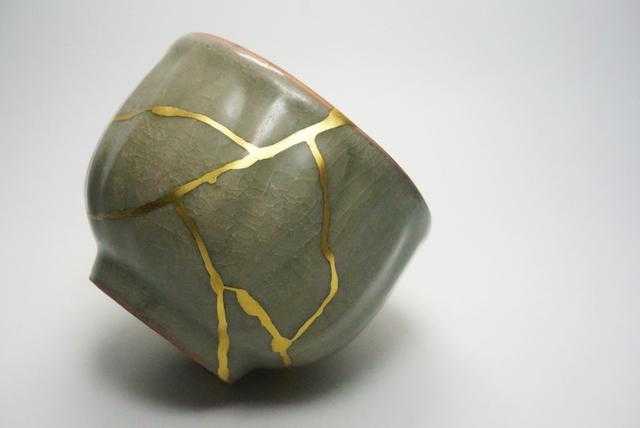 瓷器碎了,有没有什么手工粘合的办法?