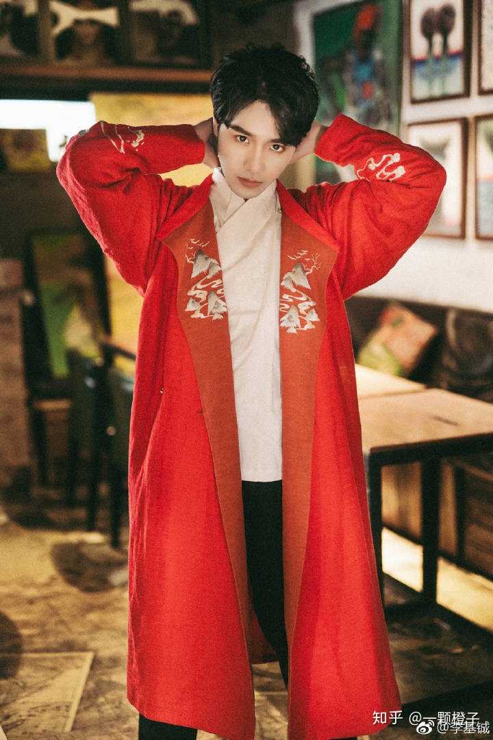 贰婶 古风圈颜值扛把子,最初知道他的时候是喜欢听他几首歌,像逐浪