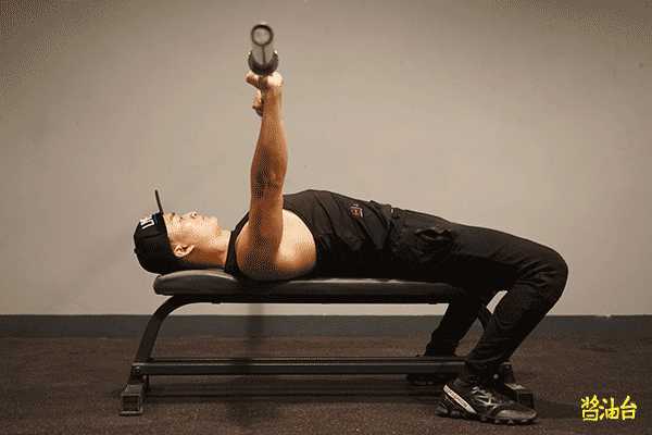 如何做标准的卧推