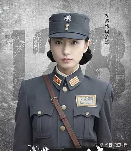万茜很适合军官扮相,一身军官衣服帅气十足!