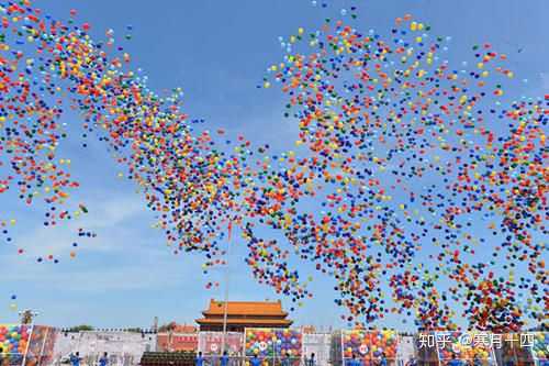 阅兵最后气球升起的样子