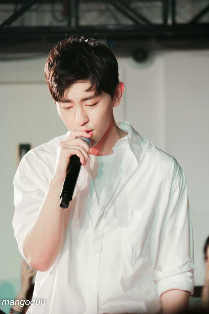 如何评价邓伦的长相?