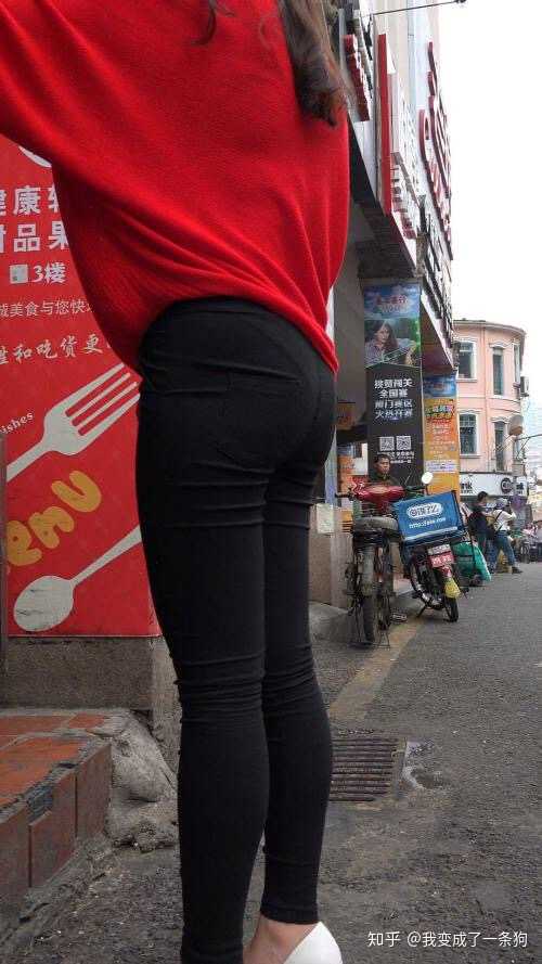 到了高中 学校的妹子们流行穿一种黑色的紧身裤 会把屁股勒的圆圆的