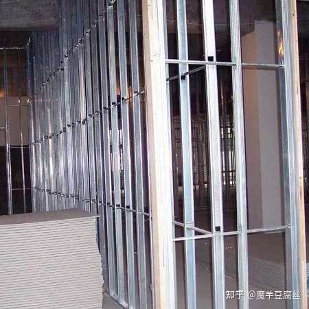 轻钢龙骨吊顶装修时主龙骨，副龙骨，天地龙骨，竖龙骨，穿心龙骨的规格和用途上有何区分？