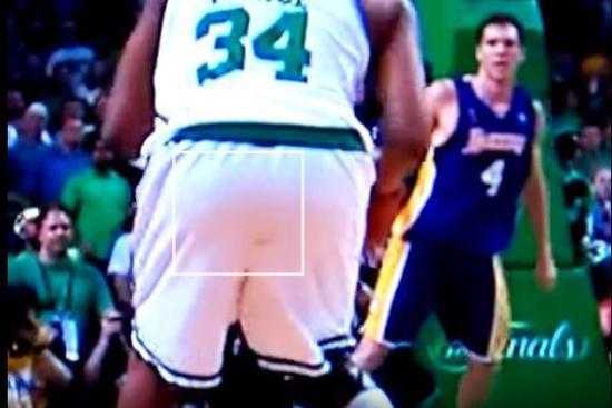 事后他有一次说漏嘴,称自己当时是拉裤子了.所以