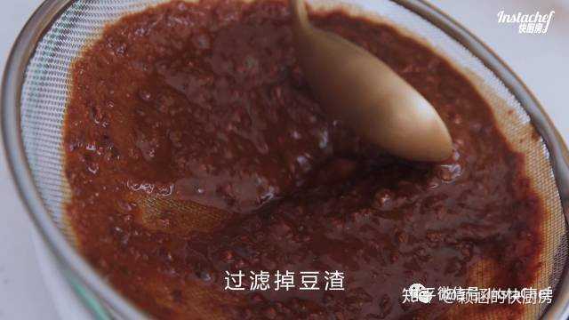 用漏勺过滤掉豆渣,这样炸出的酱更细腻