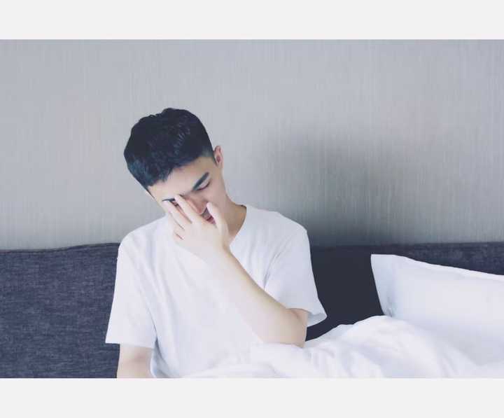 低头假装没睡醒