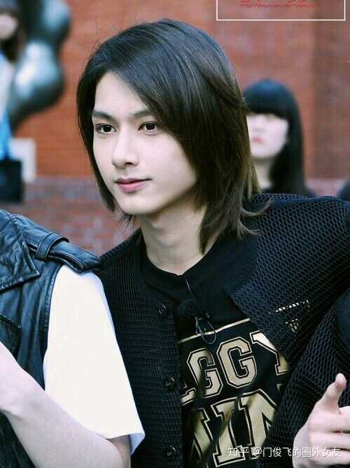 如何才能搜到文俊辉长发时期的照片?