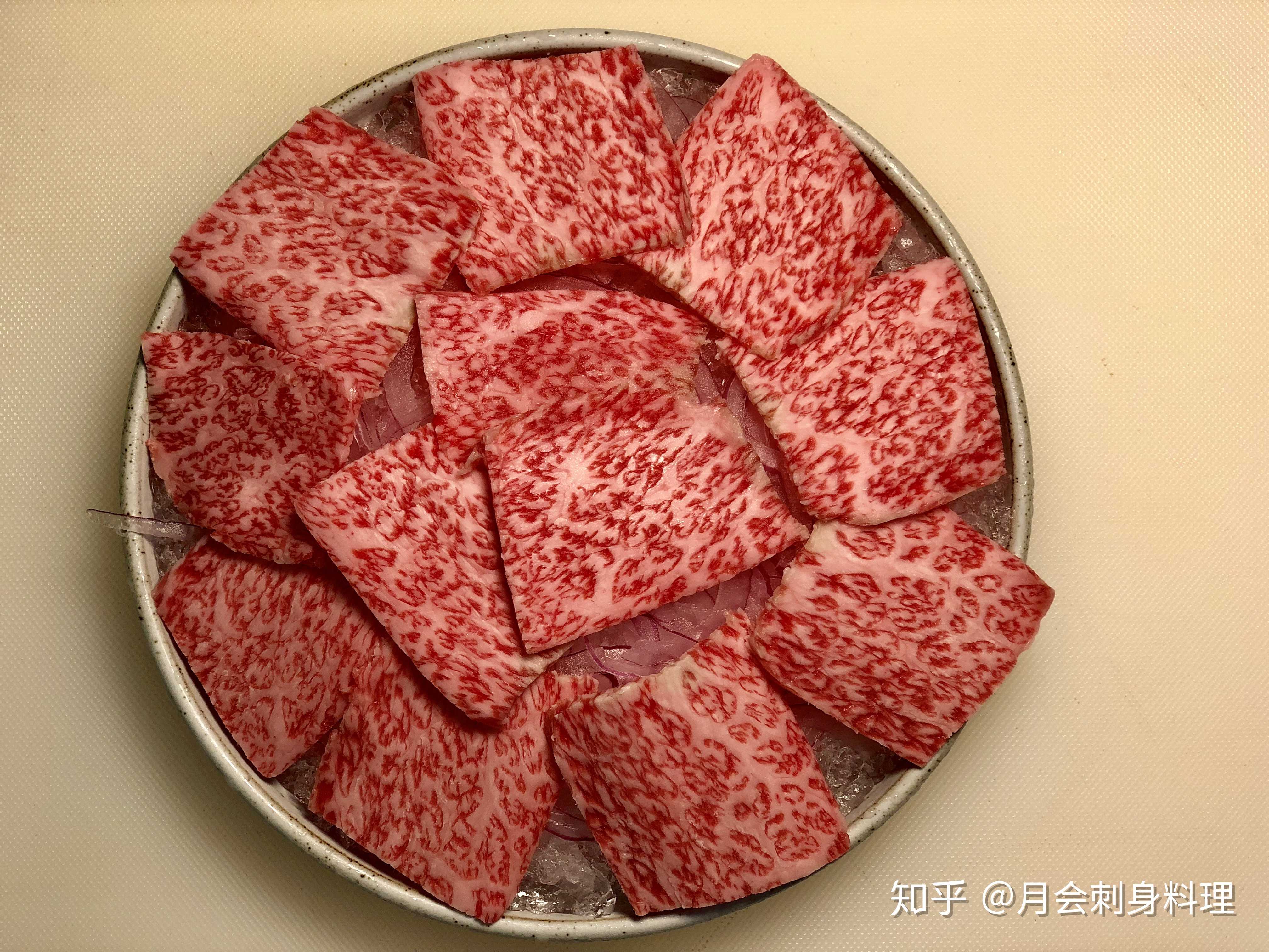 高级食材【日本和牛】不需要更多调料 只需搭配月会特定酸汁 就可以