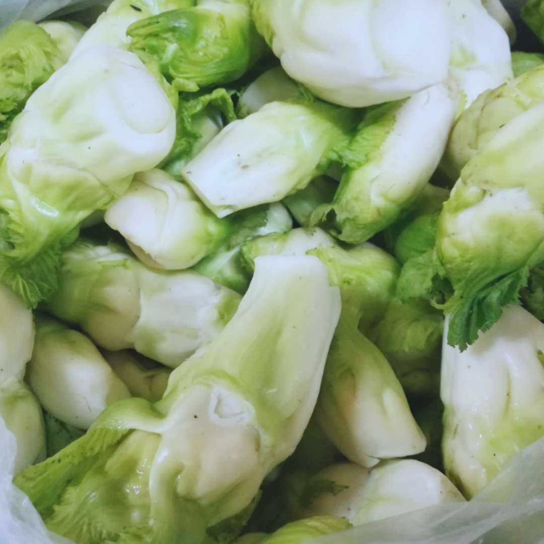 今天,在市场发现这种食材,叫"儿菜".