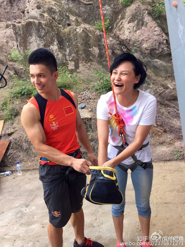 我不知道题主是在哪看到的,图左边的男人是攀岩世界冠军钟齐鑫,自行