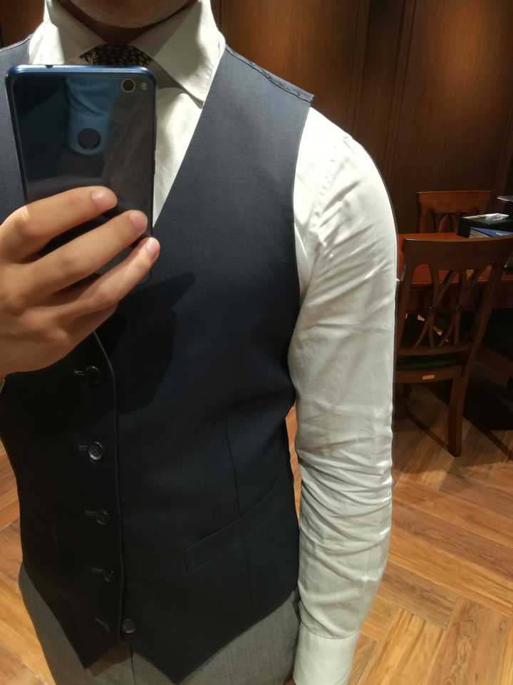 我们徐家汇店的万师傅就是溜肩比较严重的,在马甲没处理溜肩的时候