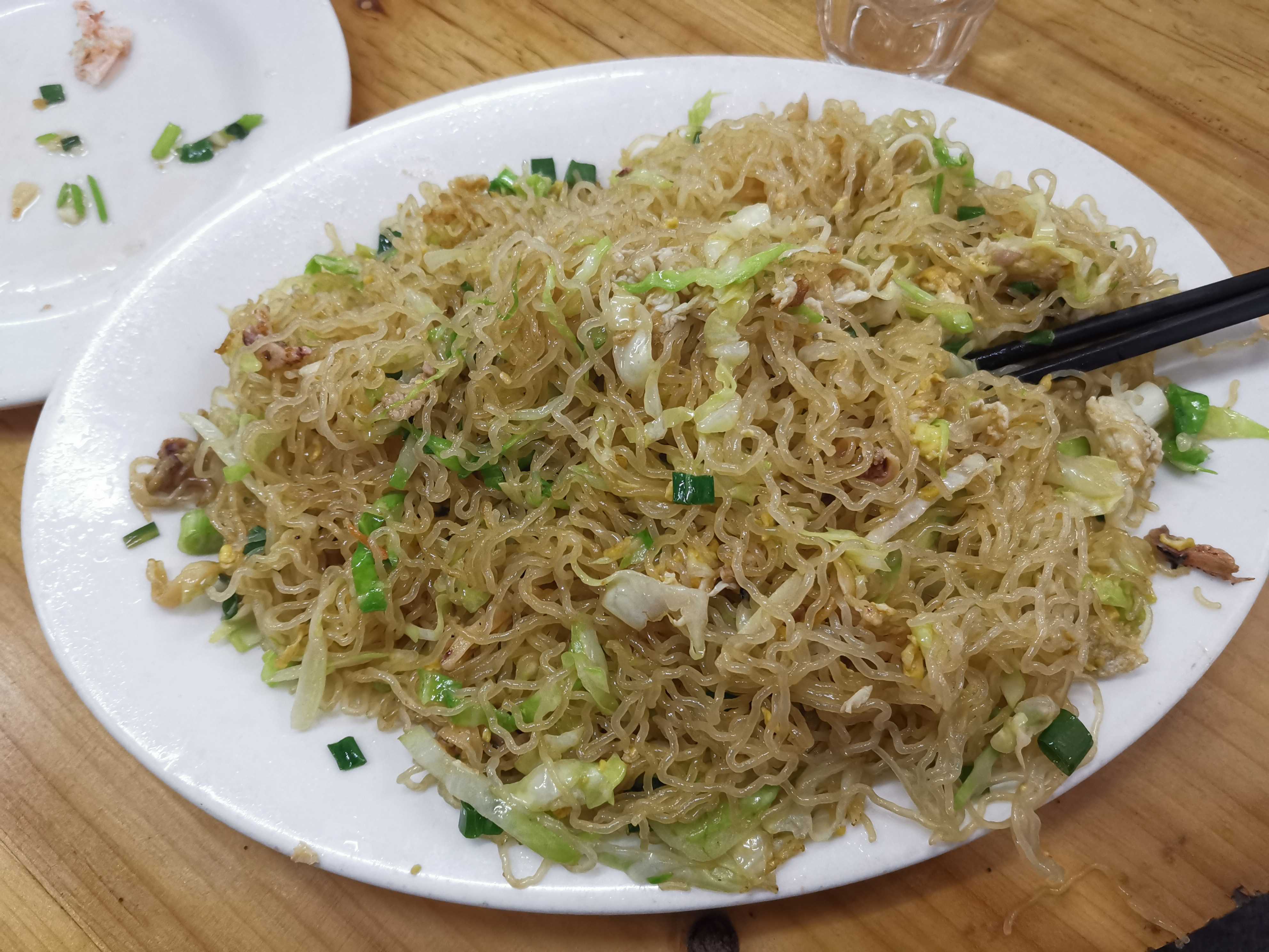 卫凌贞 的想法: 一盘炒墨鱼,一盘虾仁,鱿鱼,猪里脊,圆白菜炒米粉,60元