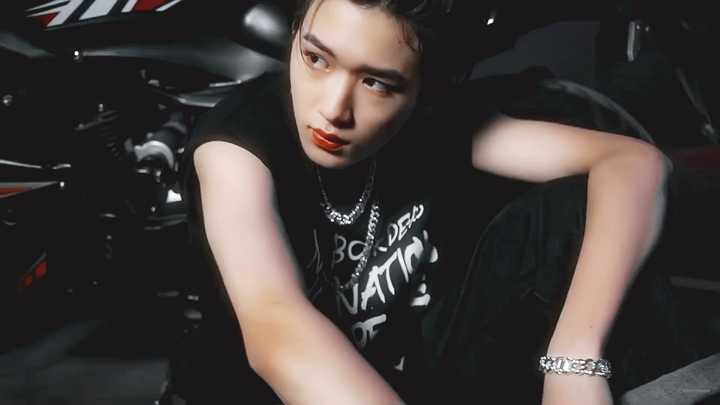 你认为宋亚轩"白切黑"属性主要表现在哪里?