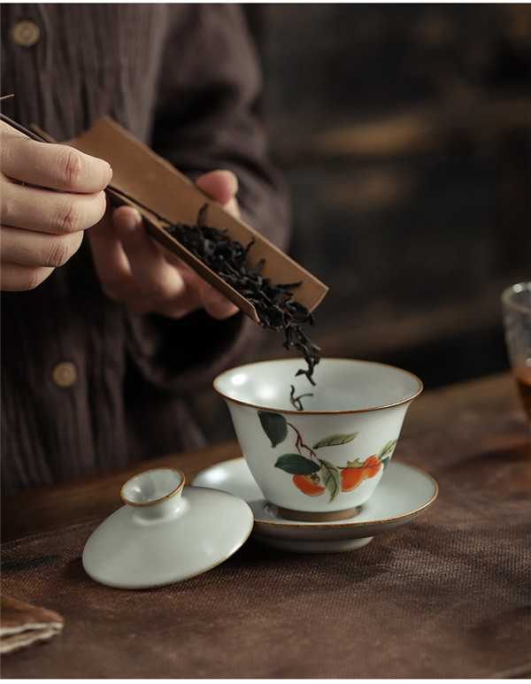 第三步:投茶闻香 投茶,合盖,在余温的作用下,茶叶的香气物质被放大