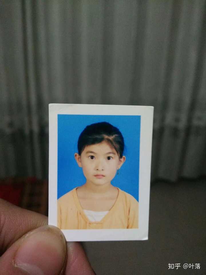 大概是05年,被我妈从幼儿园里拖回家拍的 羡慕小时候的大眼睛,现在