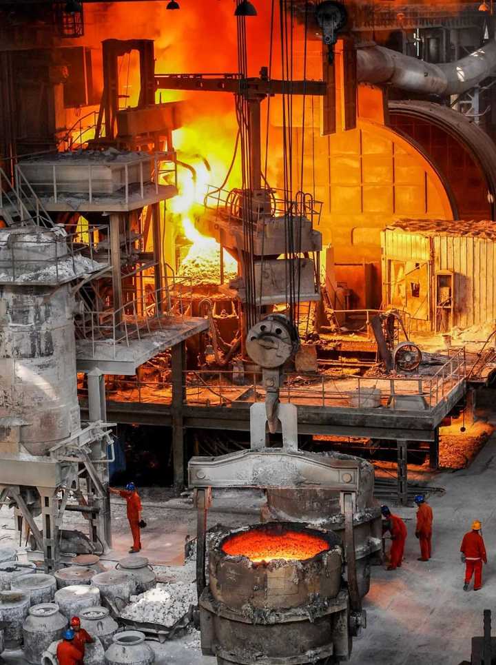 大连特殊钢公司第一炼钢厂工人们正在热火朝天忙生产,图片来源@vcg
