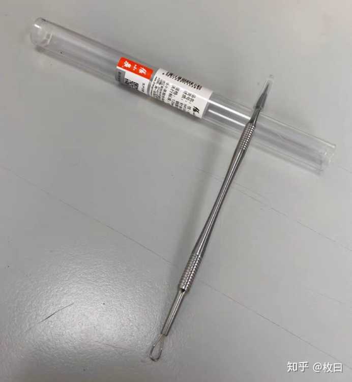 可以用粉刺针进行清理,首先用 酒精将 粉刺针两端消毒,然后用针尖刺破
