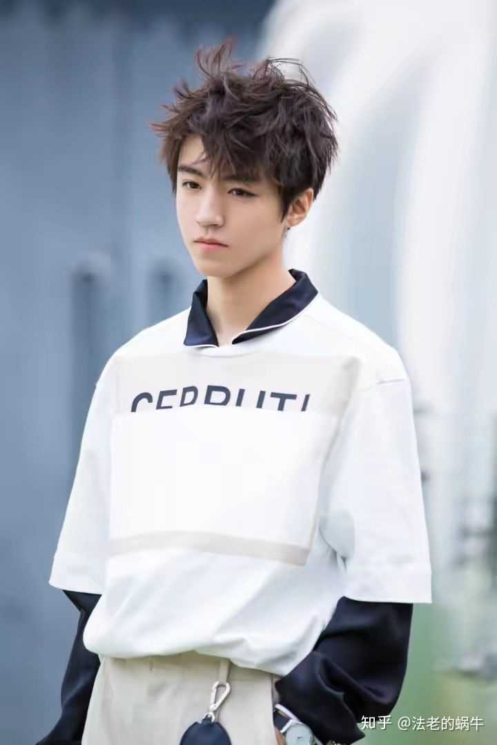 等到再大一点,双眼皮完全长出来,就是现在的桃花眼了