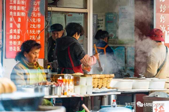 老社区的早点市集里,藕面窝,油香,圆糯米鸡,油登,豆腐脑,鸡冠饺