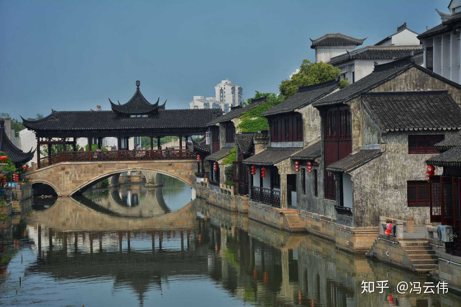 君到姑苏见,人家尽枕河.