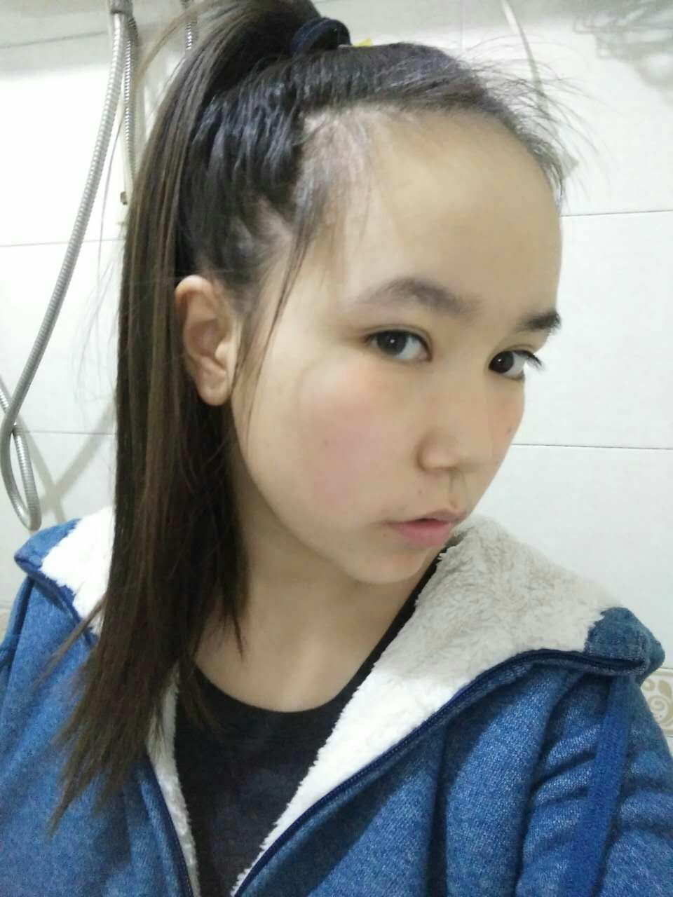 长圆脸大额头且高咬肌大的女生适合什么样的发型