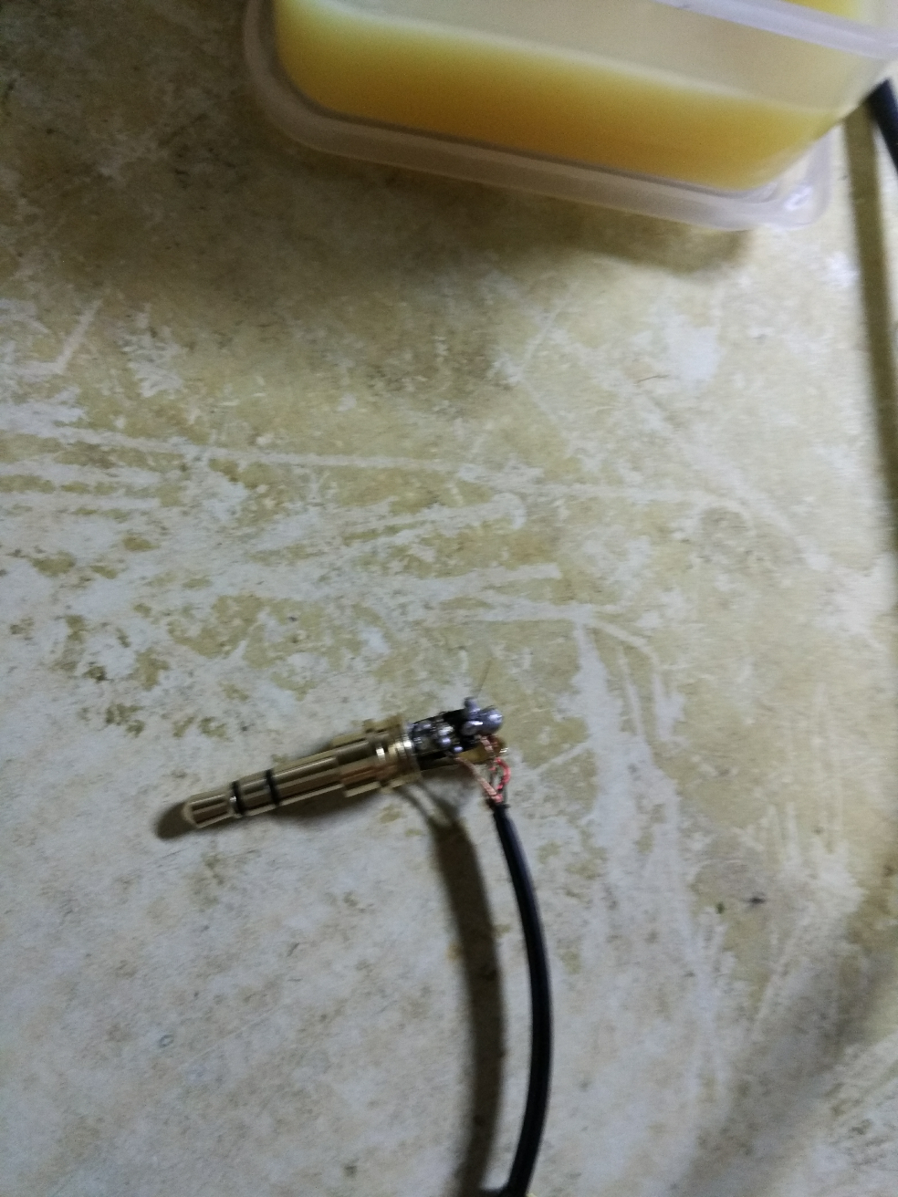 如何给耳机换线?