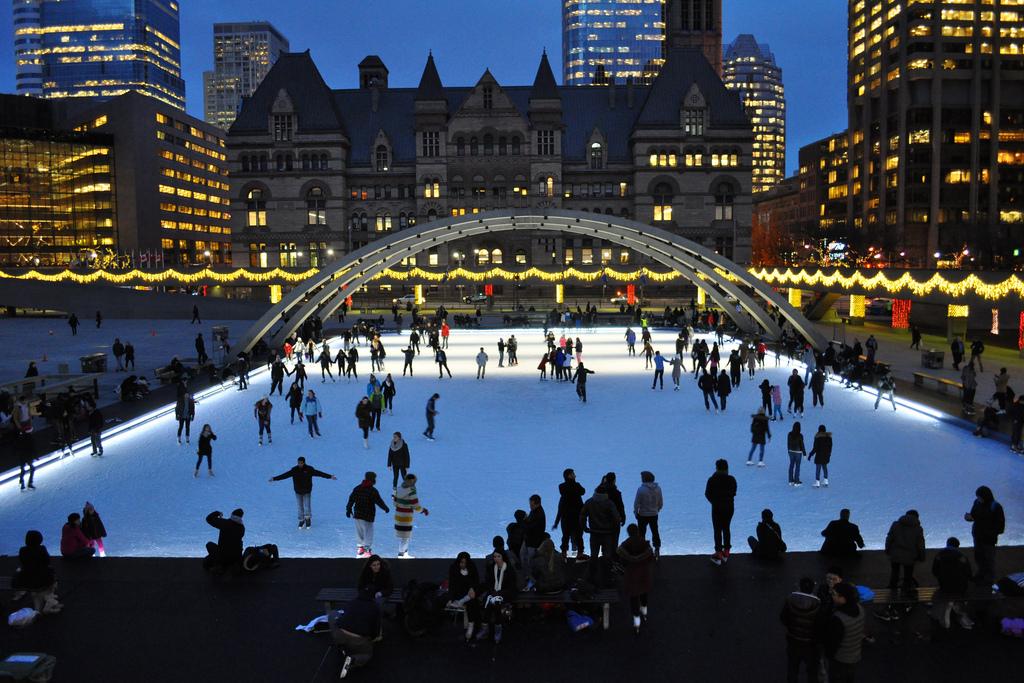 Skating rink перевод. Торонто Канада каток. Nathan Phillips Square в Торонто. Площадь Натана Филипса в Торонто. Площадь Торонто Канада.