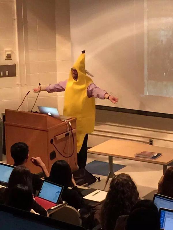 你们在大学课堂上遇到的最奇葩的老师是怎样的?