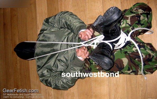 如果我需要让一个人无法活动我该如何用绳子绑住他