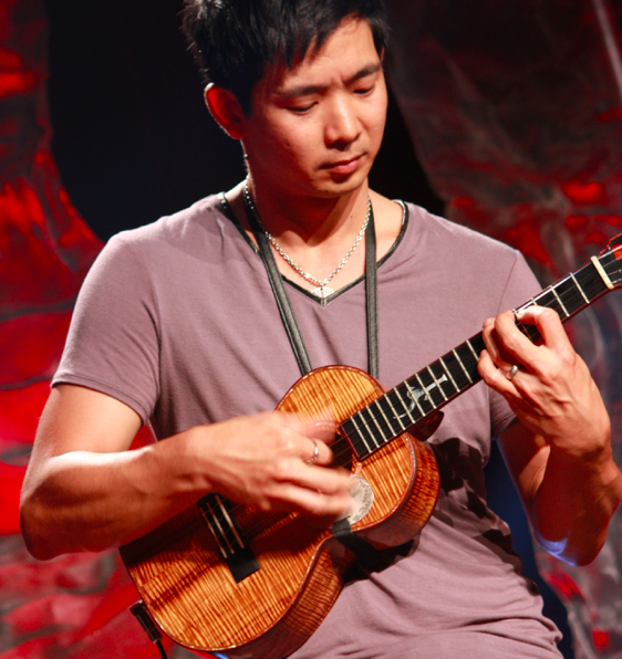 弹琴的这位是ukulele弹得最屌的人类,名叫jake shimabukuro,搜一下他