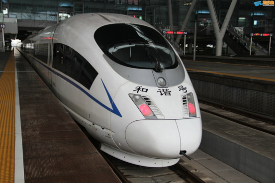 在国内,如何快速分辨一列铁路客运列车(机车和