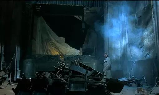 他回到了家乡,看到残破的天堂电影院,追忆往昔,唏嘘不已