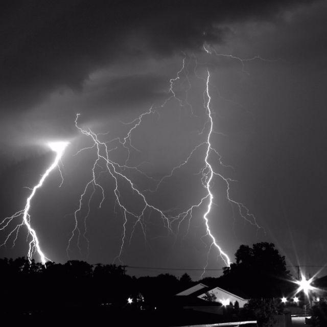 读读日报 24 小时热门 top 5 · 台风来袭的夜晚,我成了获利者