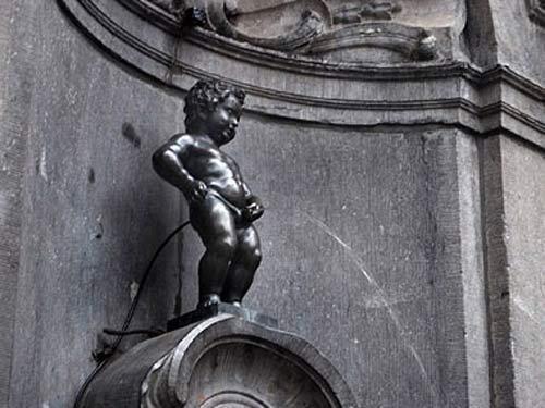 布鲁塞尔撒尿小孩雕像图片