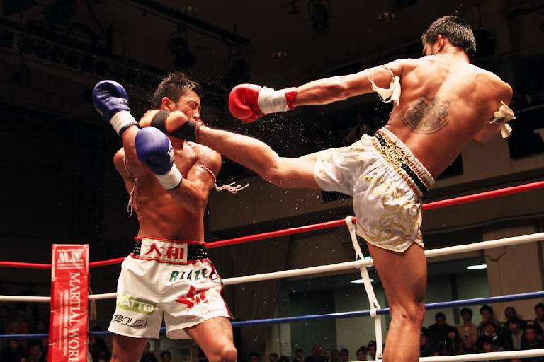 都不用看正脸的,因为下面这个正在踢人的是真正的拳王江通猜