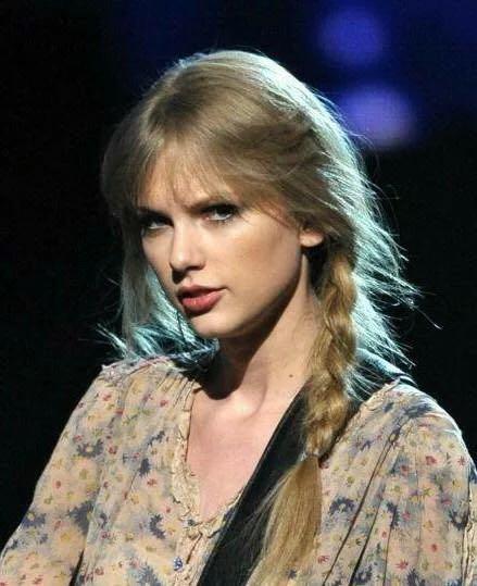 有哪些歌在KTV唱特别能嗨起气氛但又不是特别