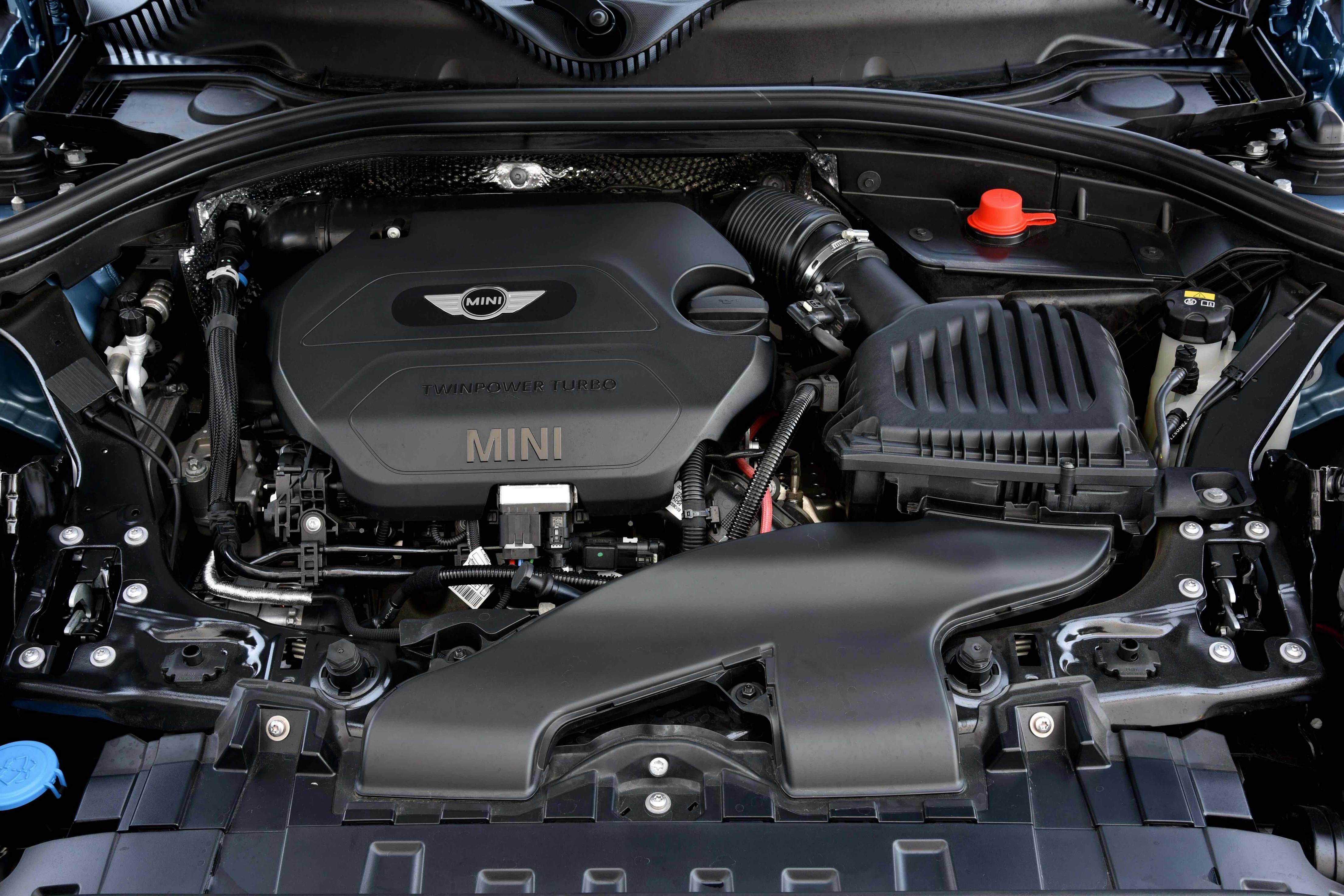 0升涡轮增压汽油发动机由宝马开发,扭矩极其强劲,在低转速(1250转/分)