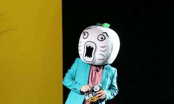 带着头套的「王尼玛」,可以是一个人,也可以是所有人