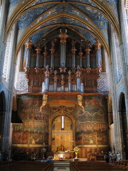 但是依然华丽无比,教堂的正面极其雄伟,很像是指环王里面索隆的魔都