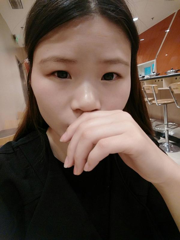 鼻子大而塌的漂亮女孩子,有谁可以来个例子么?