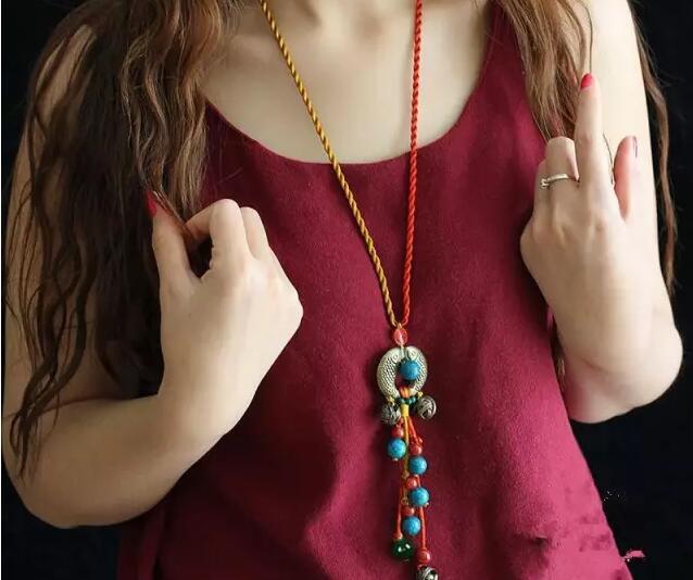 1,搭配黑色衣服,最好用蓝色绿松石,优雅,沉静而神秘魅力.