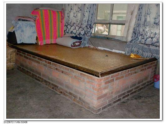 外婆家的土炕,在冬天的时候都要点炕嘛,北方的小朋友应该都懂.