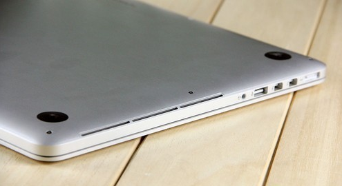 为了美观和整体结构,MacBook放弃了其他电脑的散热孔 为了美观和整体结构,MacBook放弃了其他电脑的散热孔