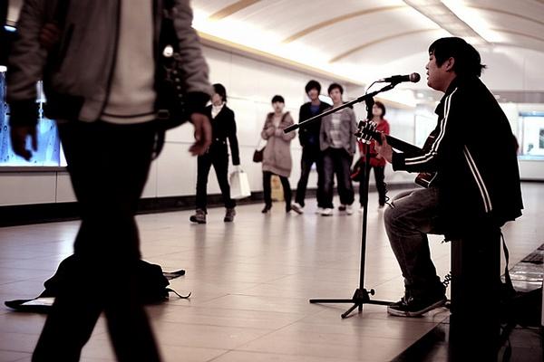 为什么木吉他弹民谣会给人感觉穷酸 屌丝的感