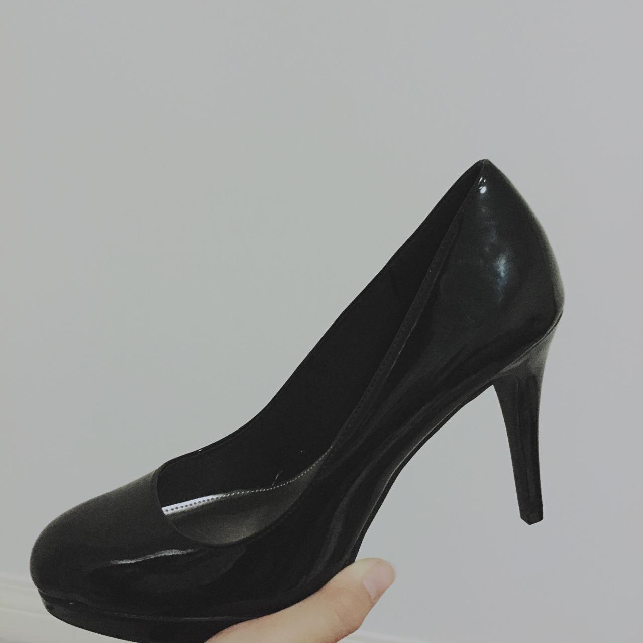 第一次买高跟鞋,前面很挤,后面又不跟脚,明天就