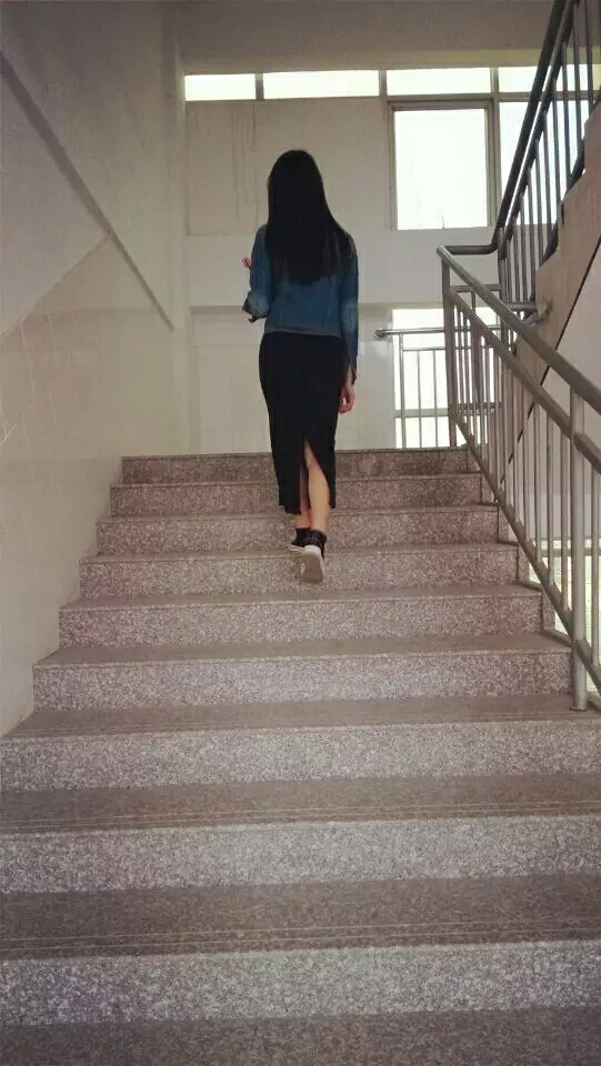 女生穿<em>包臀裙配运动鞋</em>是什么样的? - 苏雅萍的