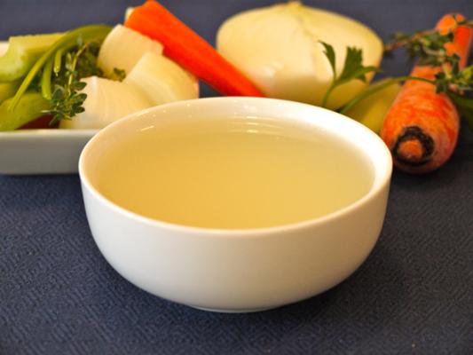 白色高汤的制作相对棕色高汤较为简单,是用没有烘烤过的生肉生骨直接