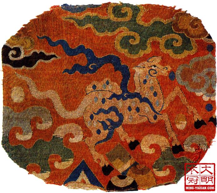 明代常服补子按照文武官品级排列如下: 文官: 一品仙鹤 二品锦鸡 三品