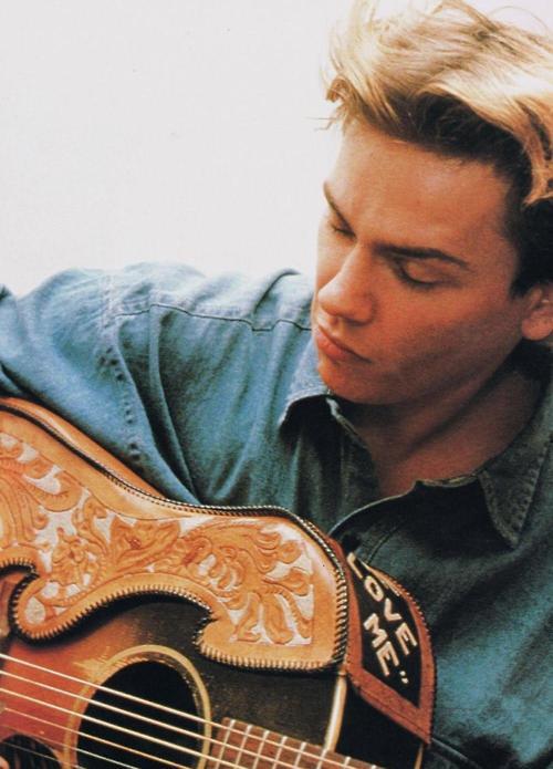 greenbaum 担任鼓手,josh mckay担任贝斯手.river则是主唱和吉他手.